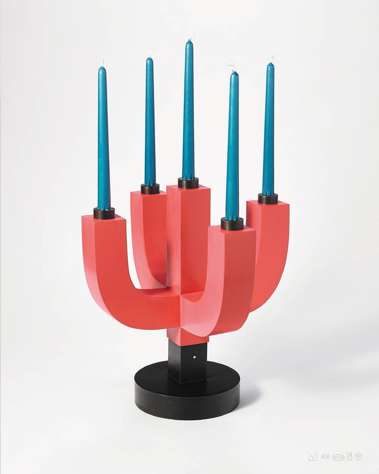 Kim Hyun Sung - Fünfarmiger Kerzenleuchter aus Holz, rot lackiert, Einsätze aus Messing, klassische Form. Kim HyunSung - Five-armed candle holder made of wood with red lacquer, insets made of brass, classic shape
