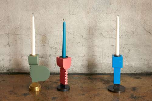 Kim Hyun Sung - drei einflammige Kerzenständer aus Holz, teilweise mit gezacktem Ständer, lackiert in Grün, Rot und Blau, Fuß und Einsätze aus Messing.
