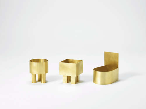Kim Hyun Sung - Drei kleine Schalen aus Messing. Eine mit zylindrischem Gefäßkörper und drei Zylindern als Beine, eine mit eckigem Gefäßkörper mit vier eckigen Beinen, eine in der Form eines alten Wandwaschbeckens.